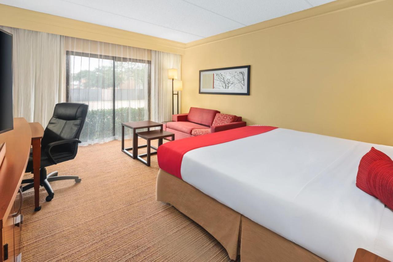Super 8 By Wyndham Field Airport Hotel 2*