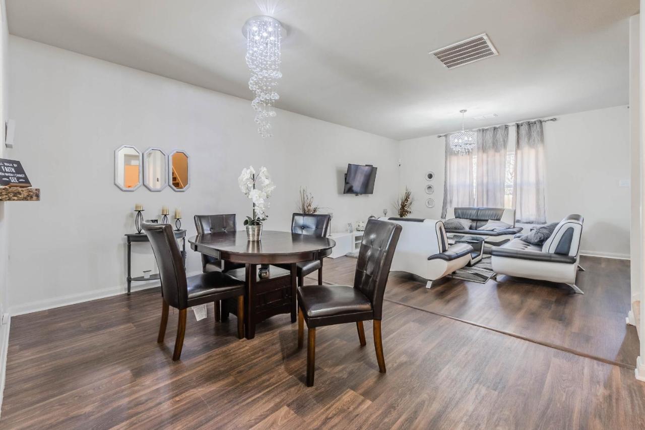 Luxury 5br Retreat With Business Amenities - Perfect For Business Travelers, Families & Groups