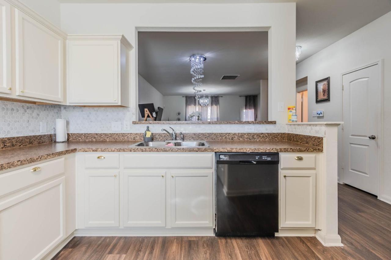 Luxury 5br Retreat With Business Amenities - Perfect For Business Travelers, Families & Groups