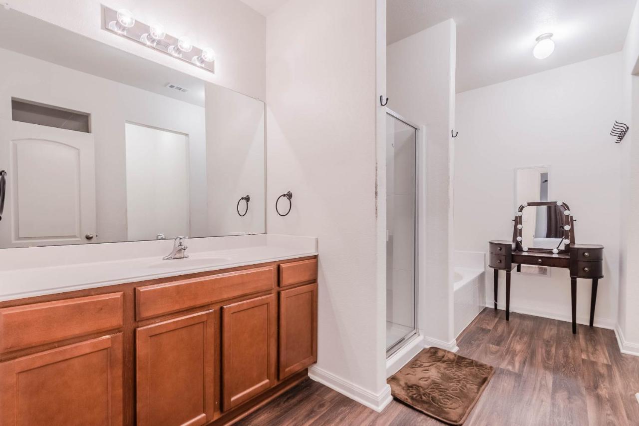 Luxury 5br Retreat With Business Amenities - Perfect For Business Travelers, Families & Groups Holiday home