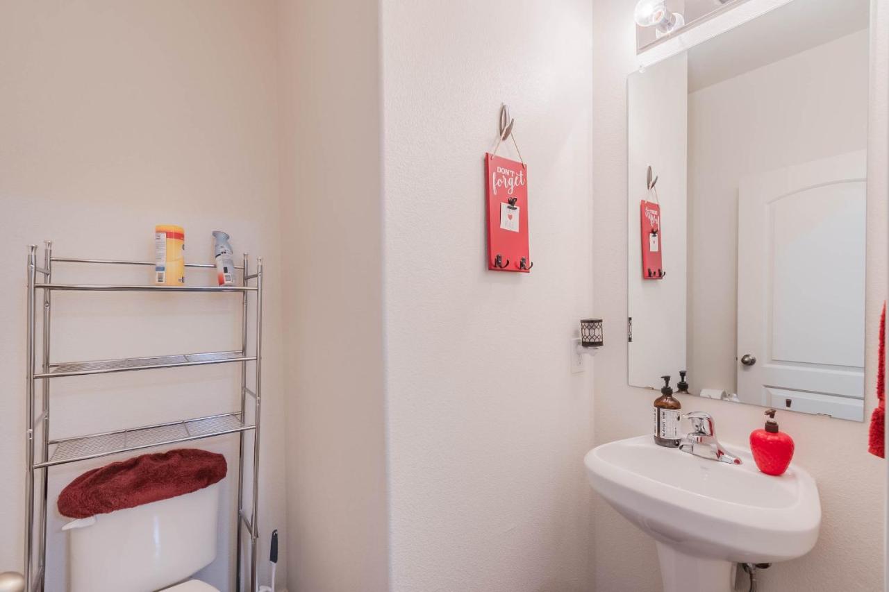 Luxury 5br Retreat With Business Amenities - Perfect For Business Travelers, Families & Groups Holiday home *