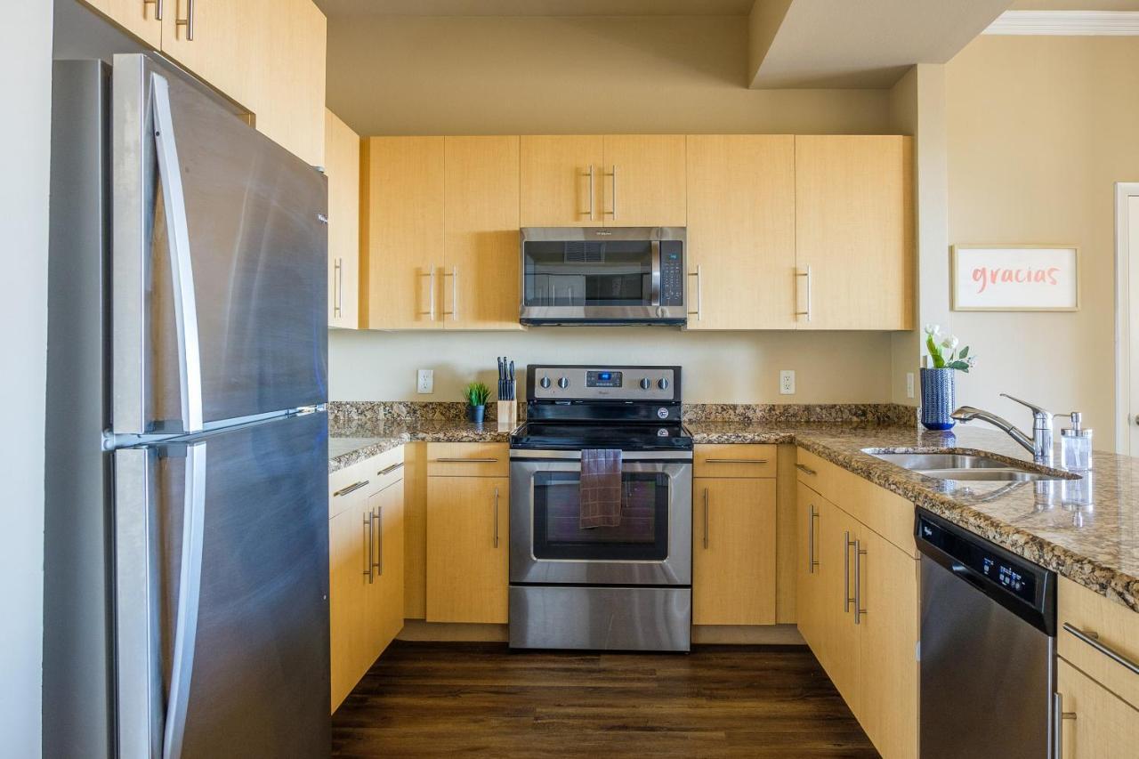 Frontdesk Oakwood Apts Uptown