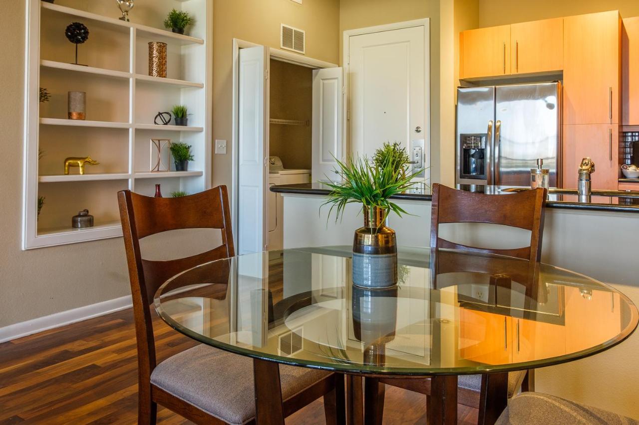 Frontdesk Oakwood Apts Uptown Apartamento