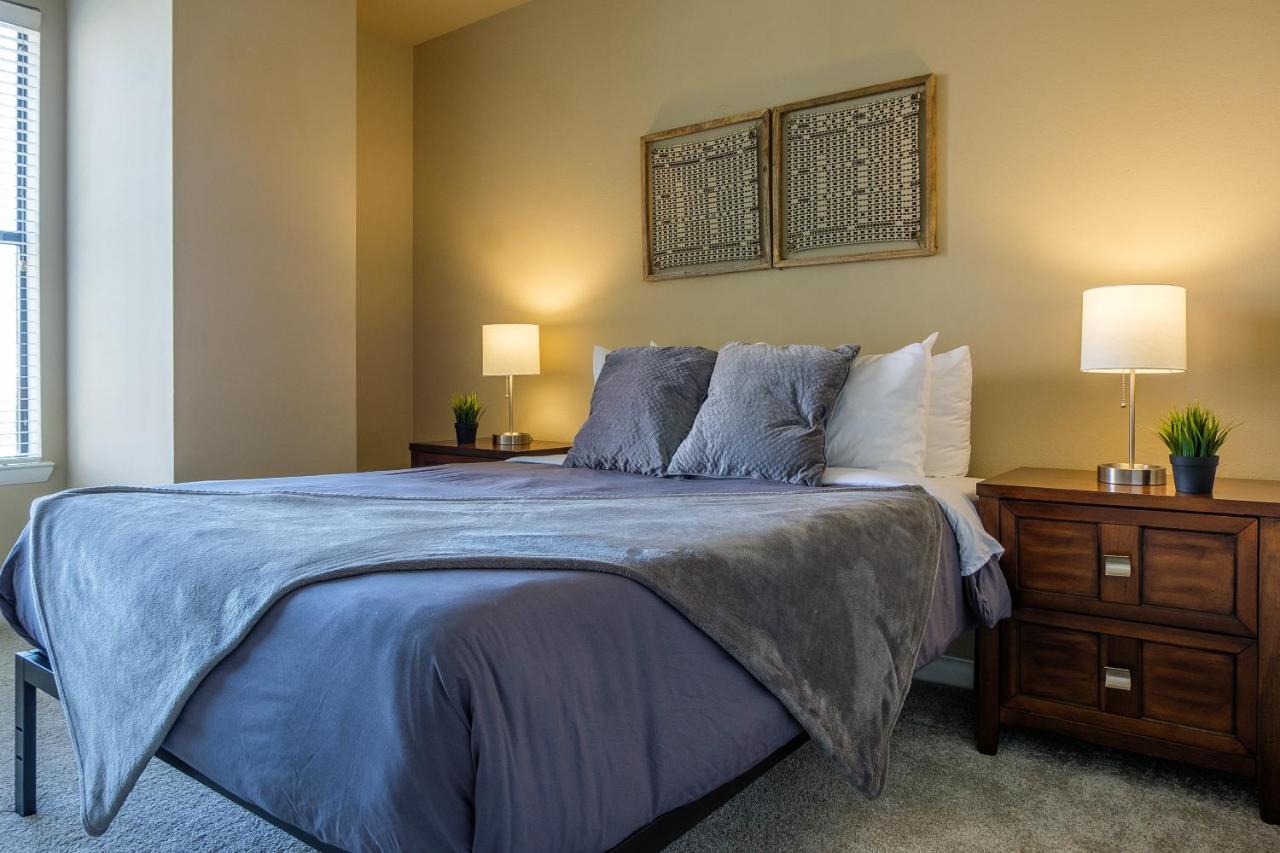 Frontdesk Oakwood Apts Uptown *