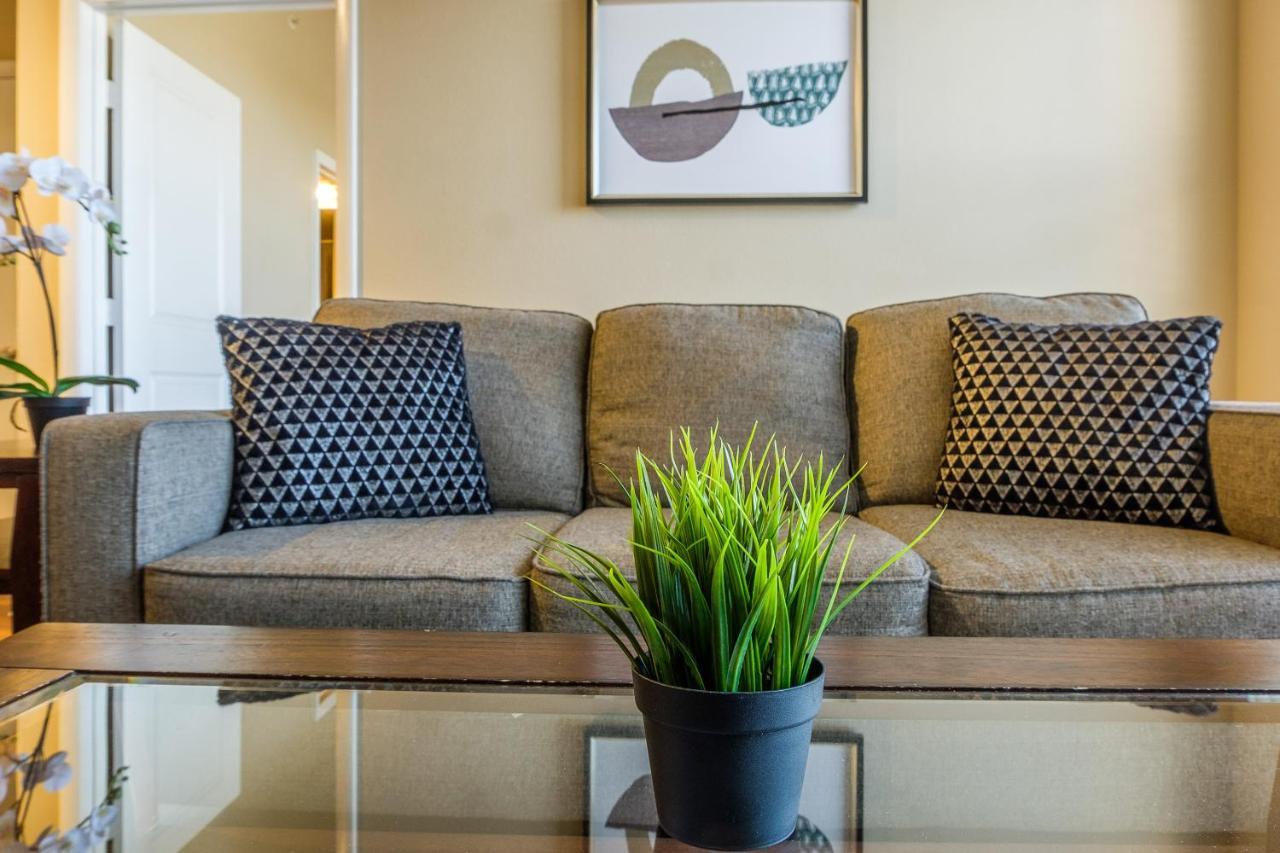 Frontdesk Oakwood Apts Uptown *