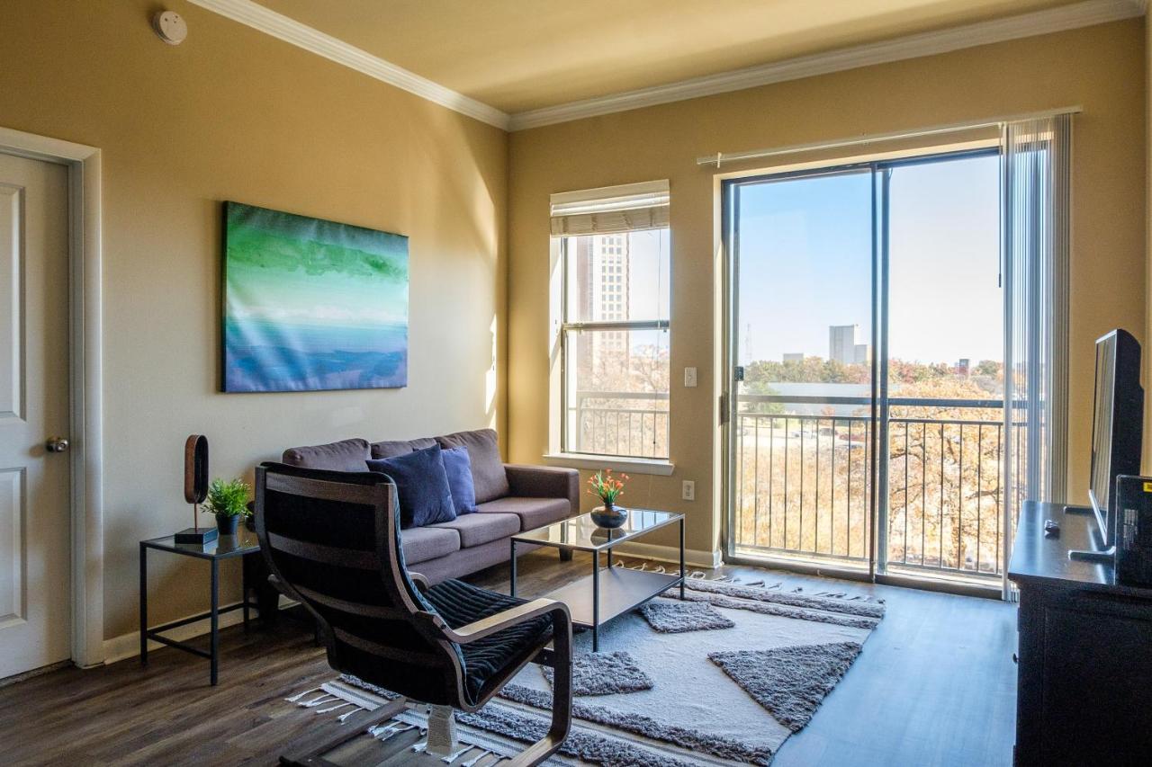Frontdesk Oakwood Apts Uptown *