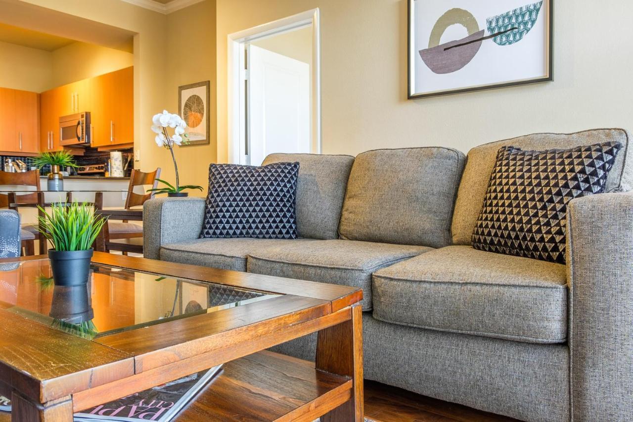 Frontdesk Oakwood Apts Uptown *