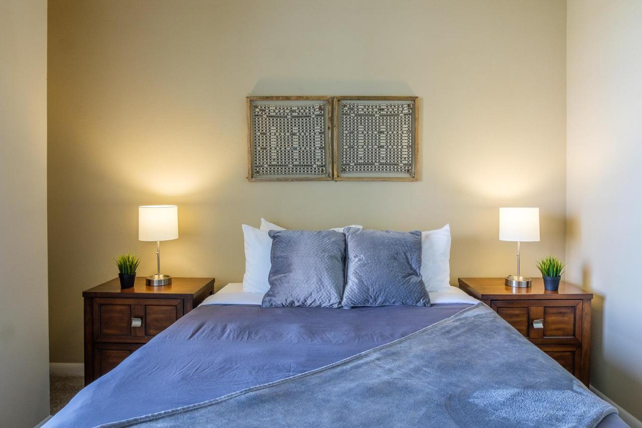 Frontdesk Oakwood Apts Uptown