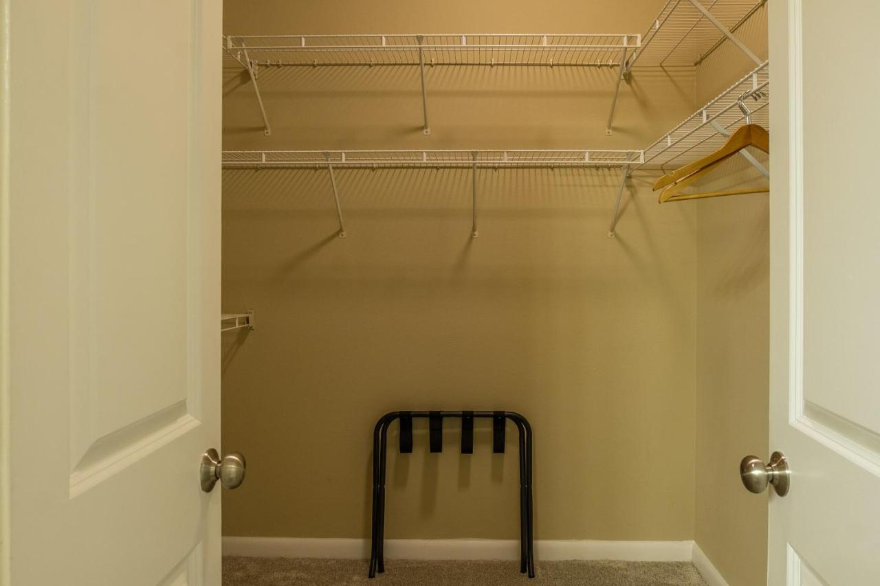 Frontdesk Oakwood Apts Uptown