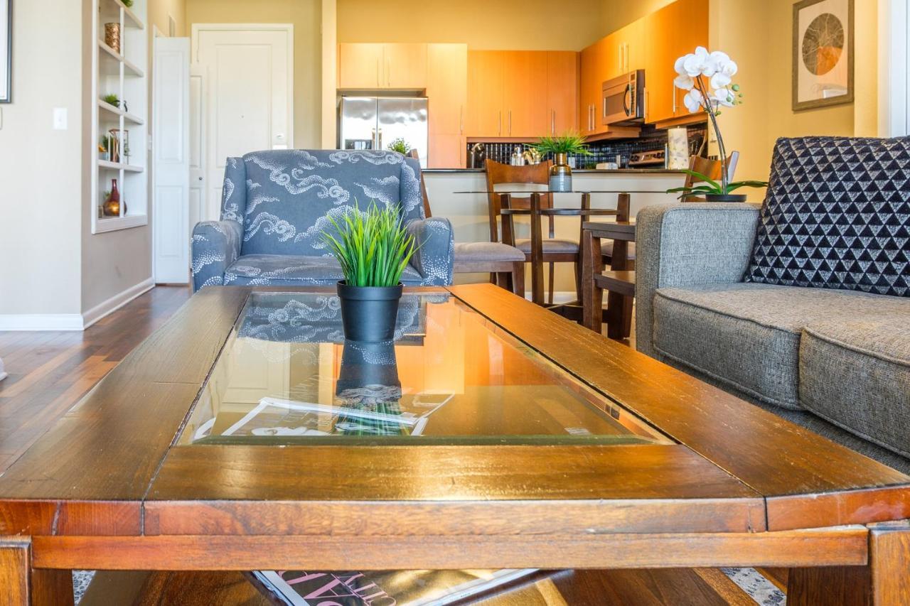 Frontdesk Oakwood Apts Uptown