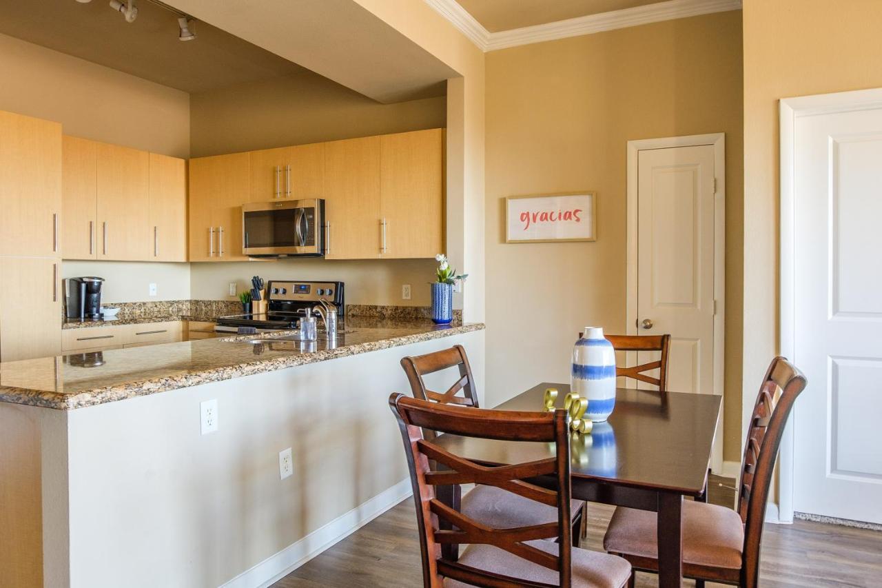 Frontdesk Oakwood Apts Uptown Apartamento *