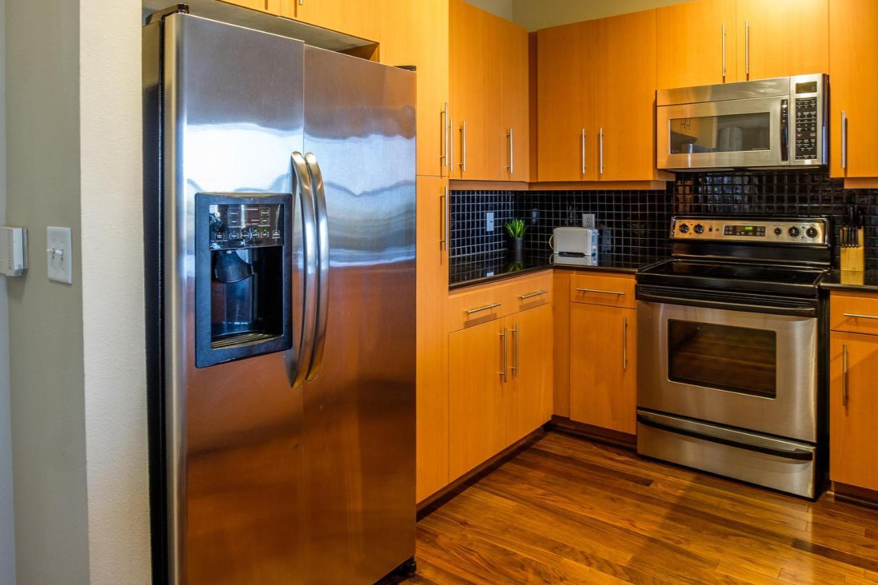 Frontdesk Oakwood Apts Uptown