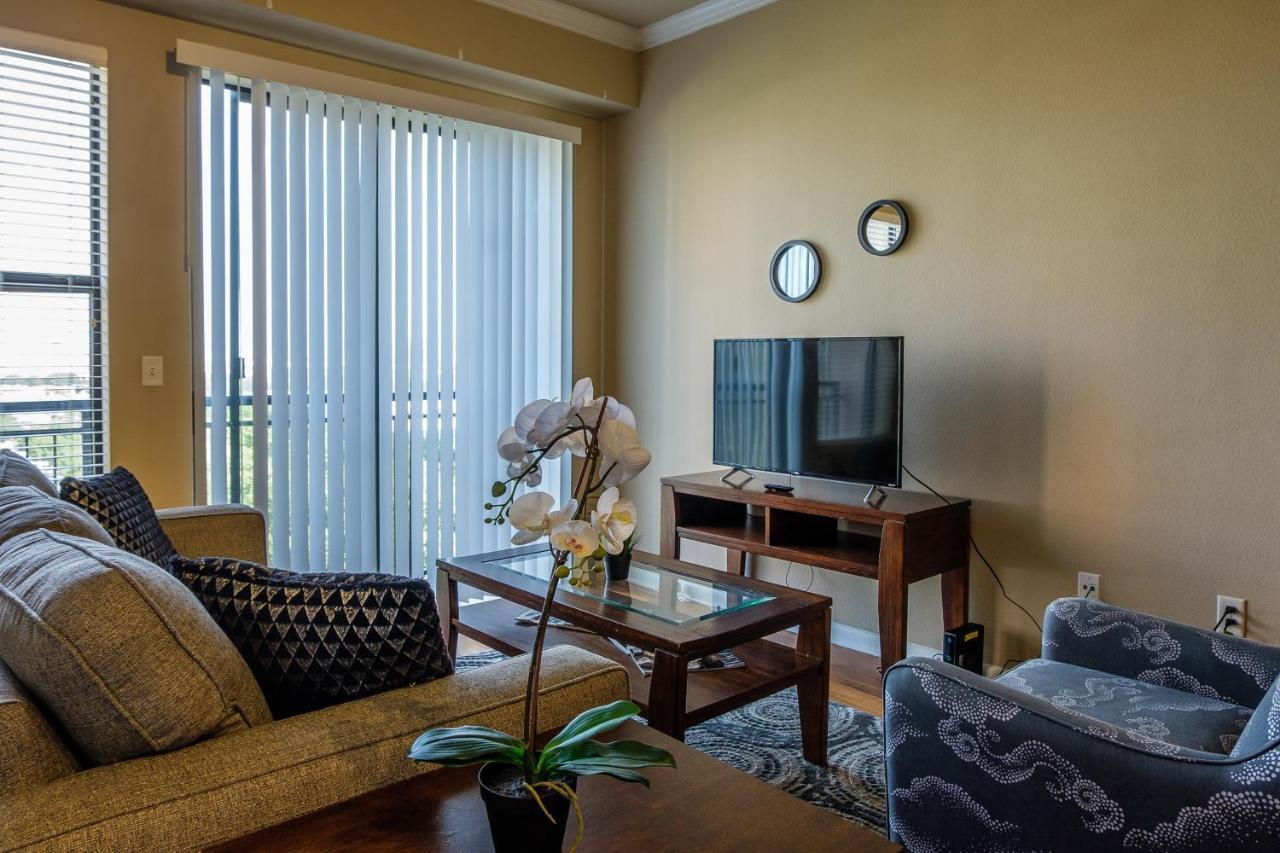 Frontdesk Oakwood Apts Uptown