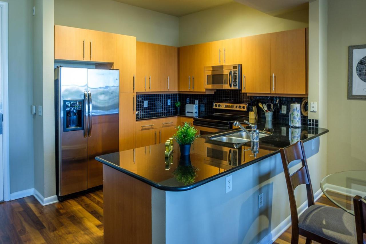 Frontdesk Oakwood Apts Uptown