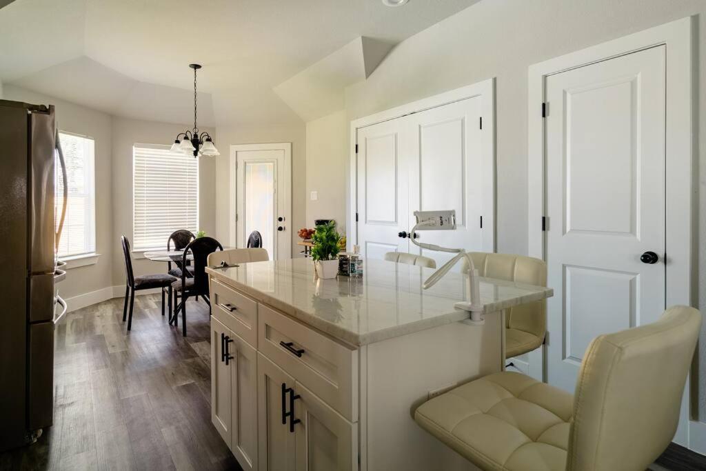 Master Bedroom In A Shared House Near Downtown *
