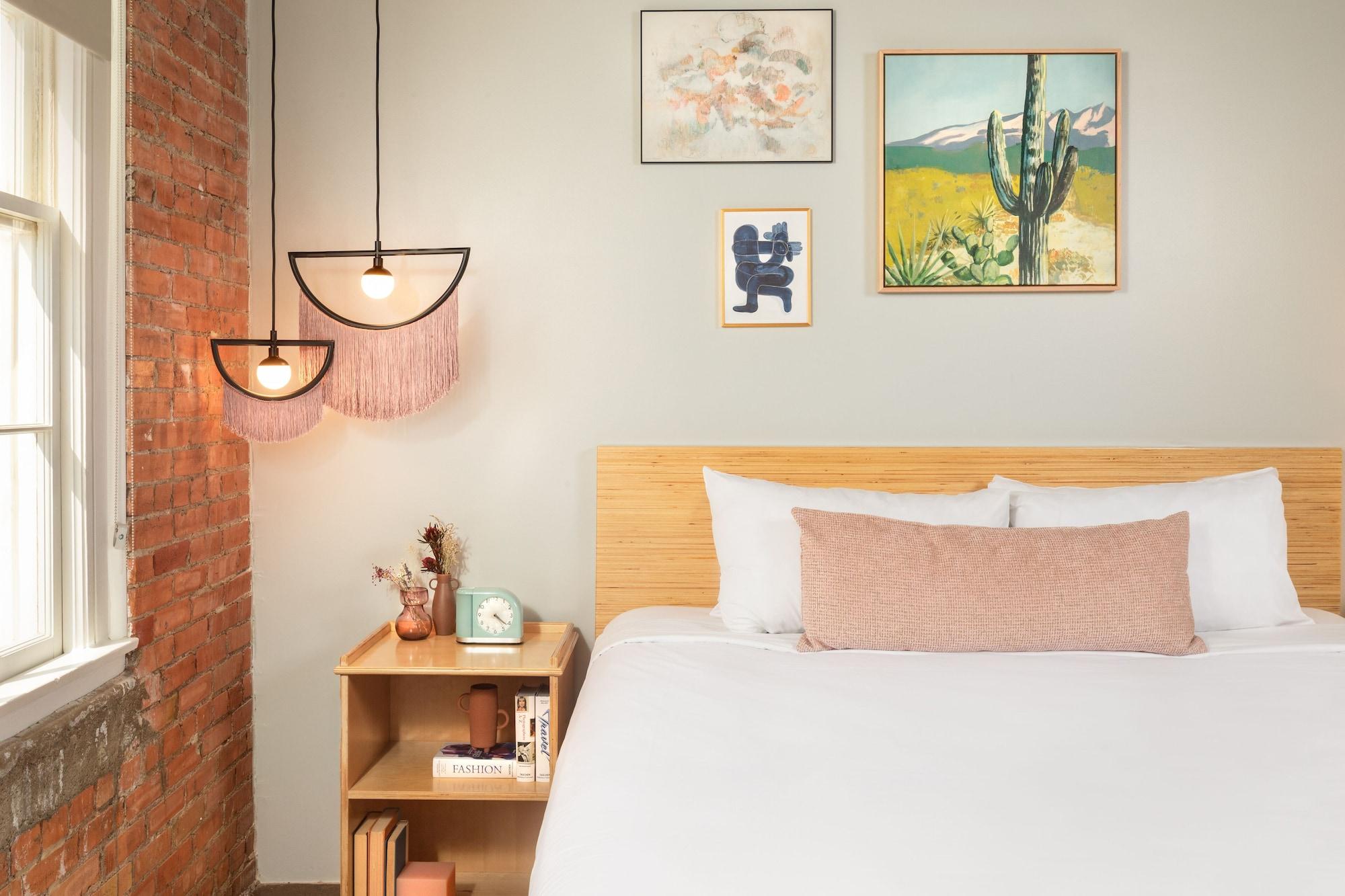 Hotel Canvas