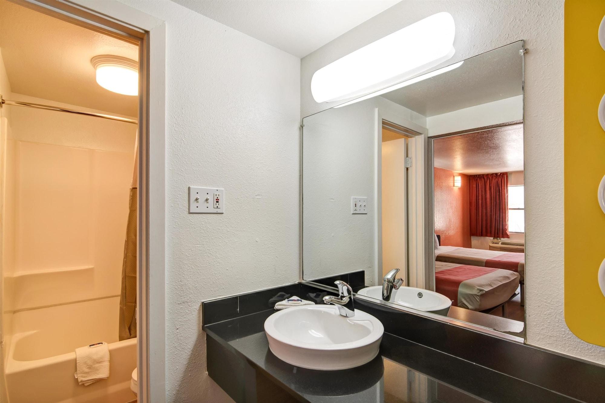 Hotel 6-dallas, Tx - Forest Lane 2*