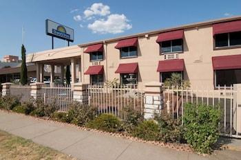 Days By Wyndham Market Center Field Motel
