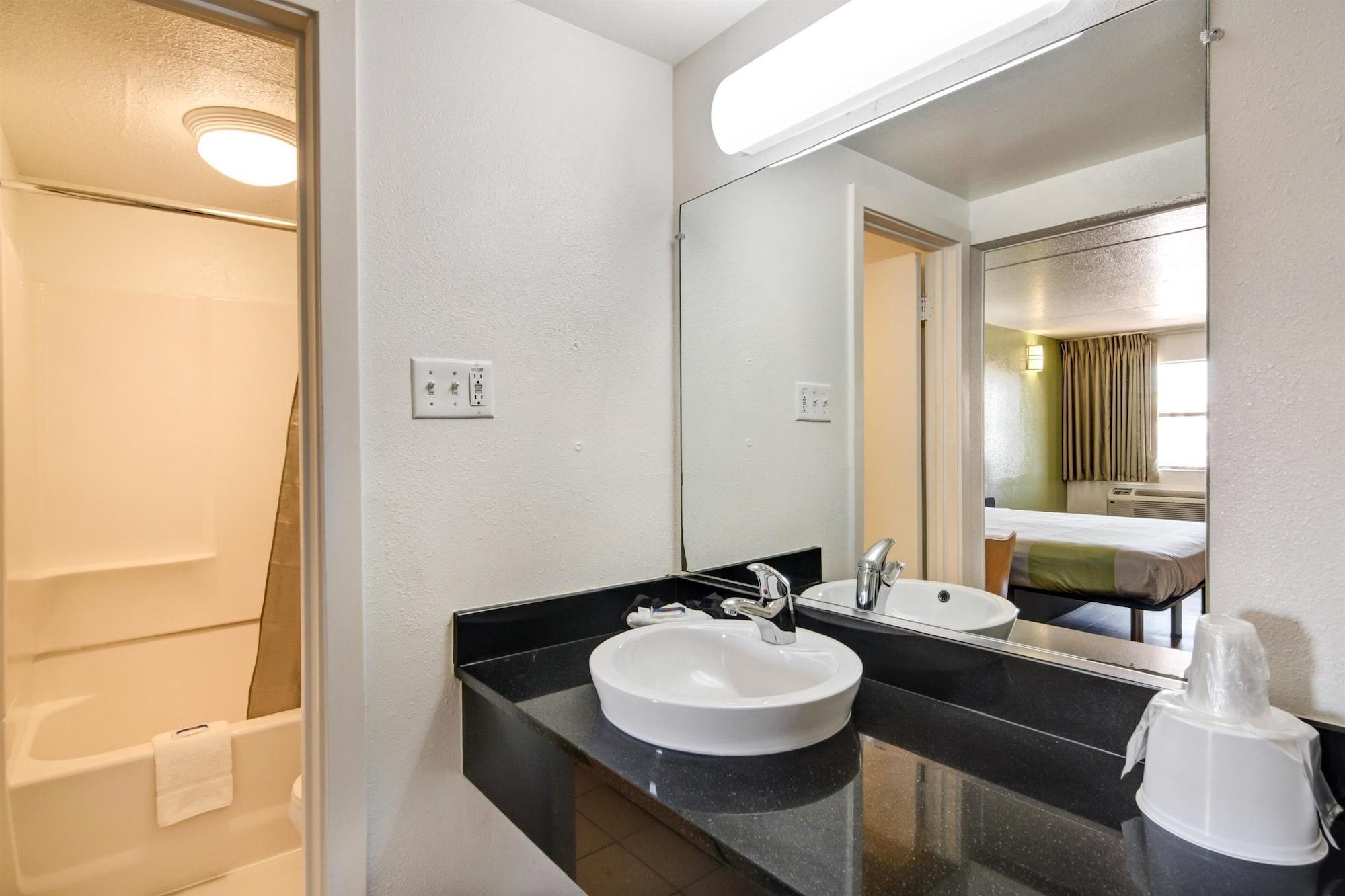 6-dallas, Tx - Forest Lane Hotel 2*