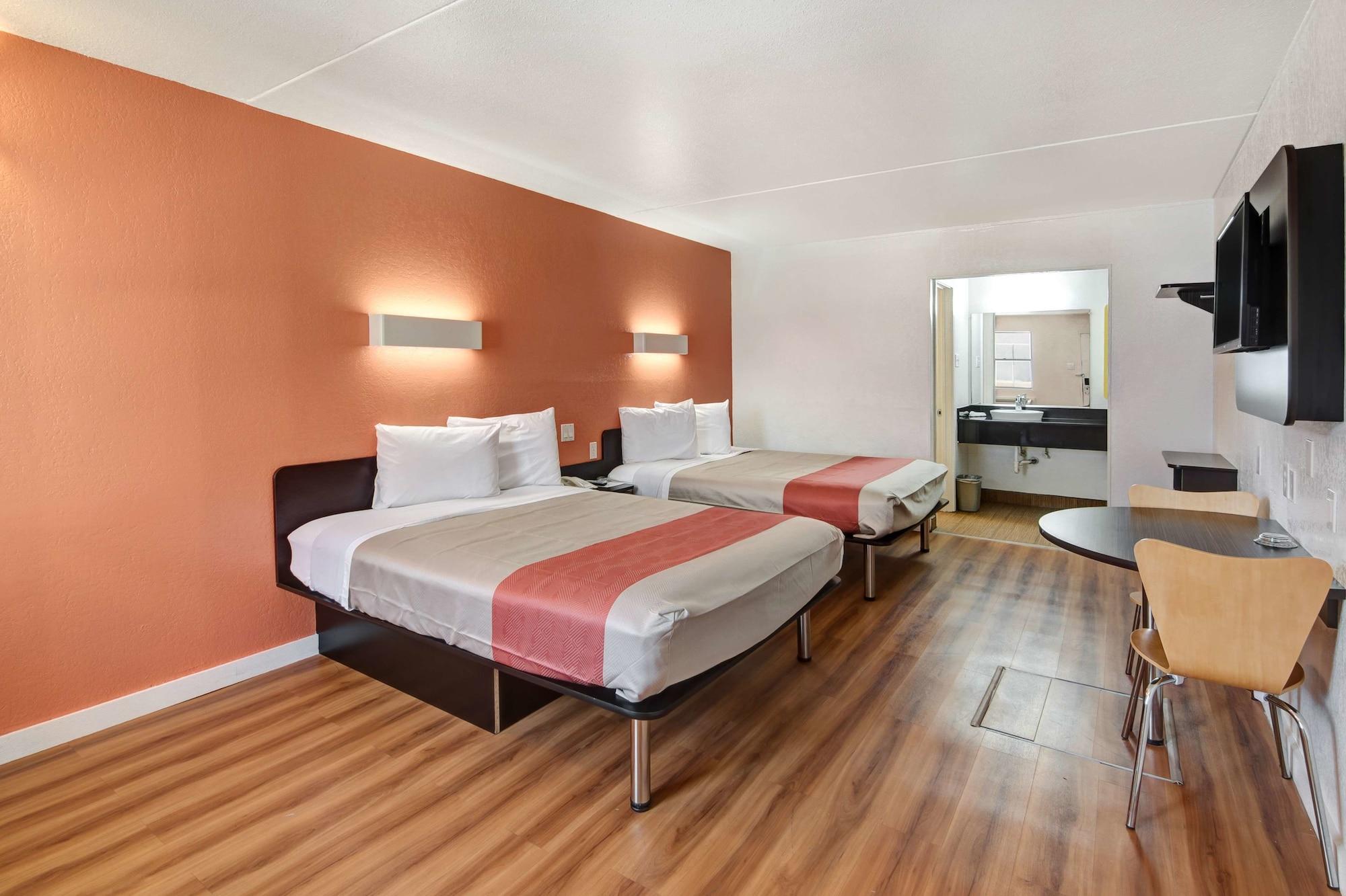 Hotel 6-dallas, Tx - Forest Lane Dallas