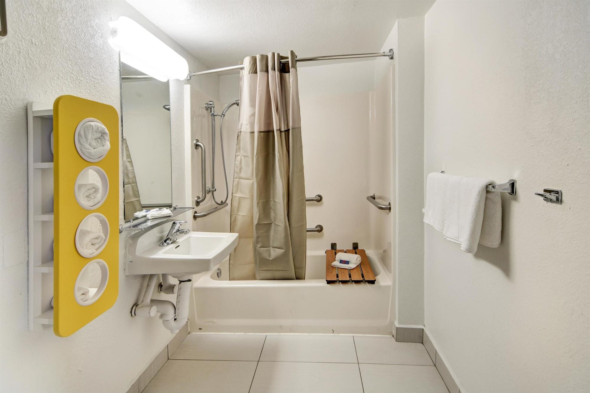 Hotel 6-dallas, Tx - Forest Lane Dallas