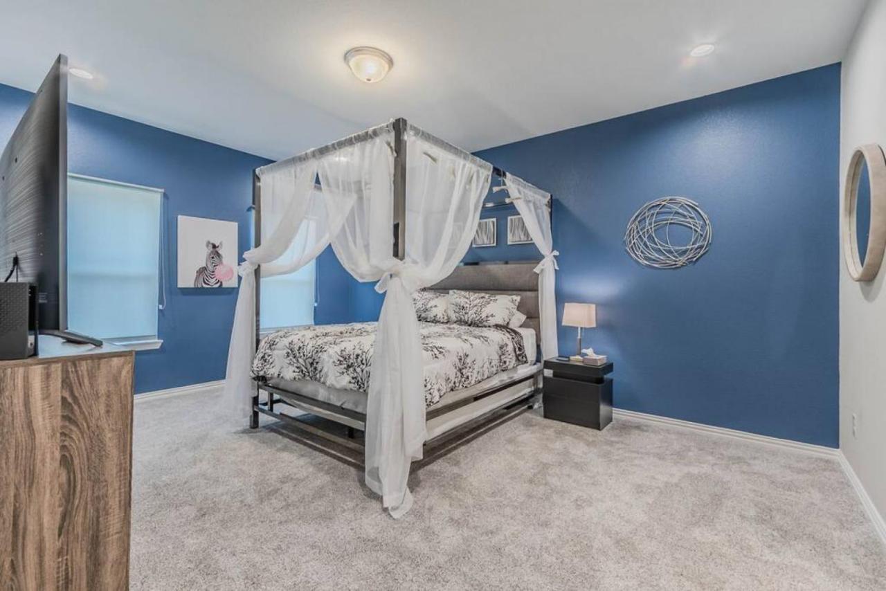 Modern 4 Bedroom Near Downtown, Zoo Holiday home