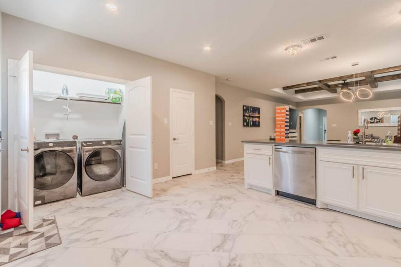 Modern 4 Bedroom Near Downtown, Zoo