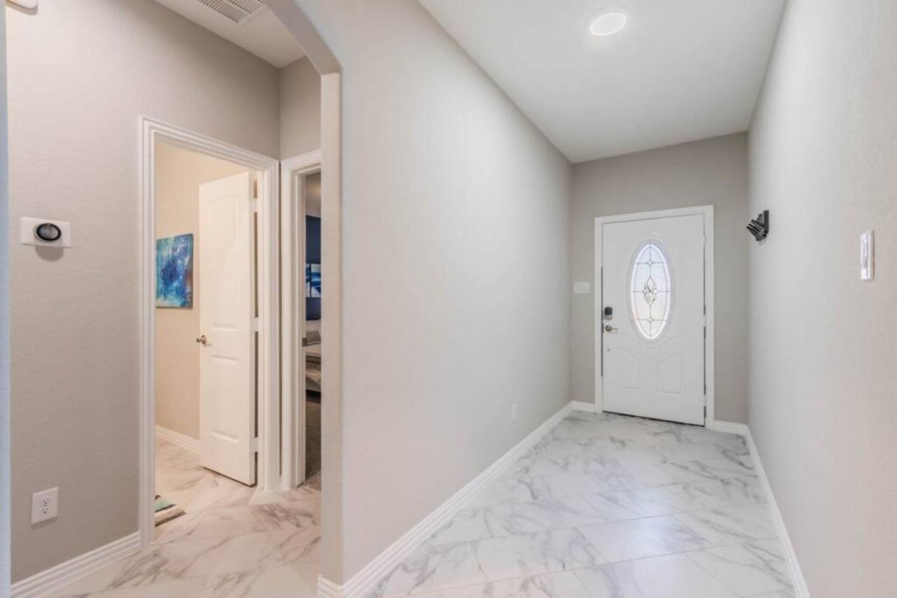 Modern 4 Bedroom Near Downtown, Zoo Holiday home