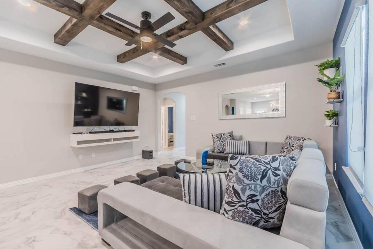 Modern 4 Bedroom Near Downtown, Zoo Holiday home *