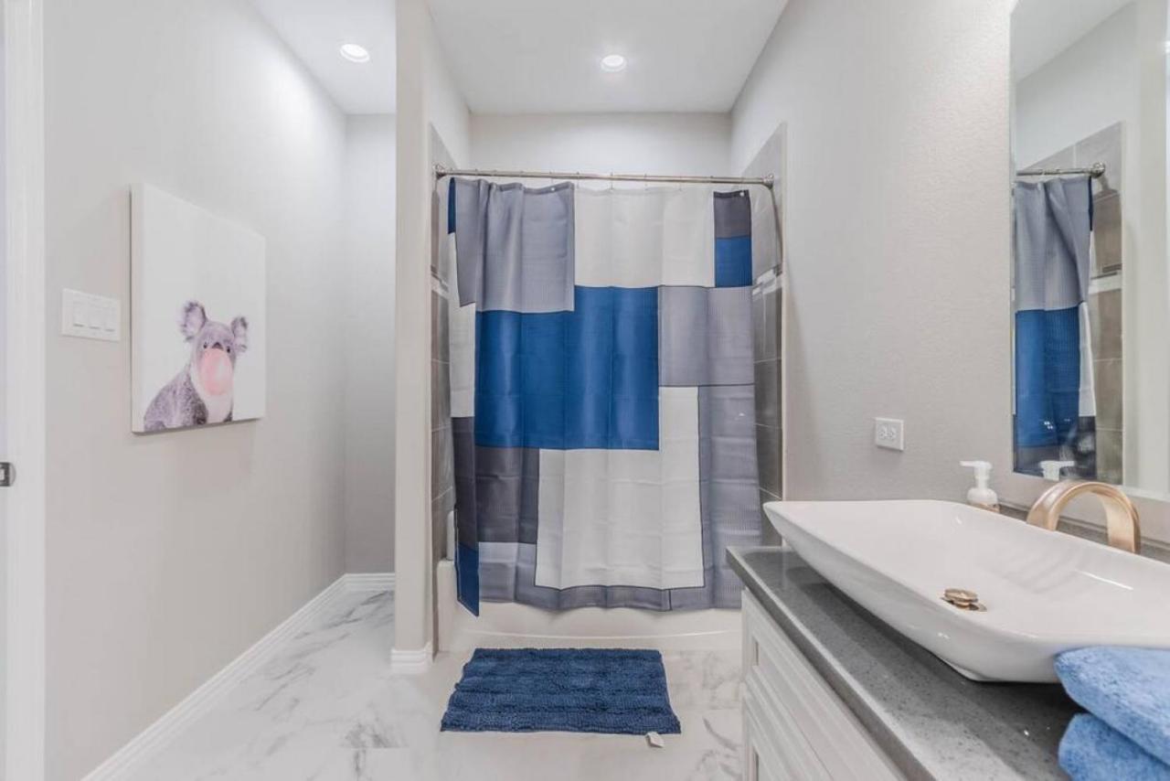 Modern 4 Bedroom Near Downtown, Zoo * Dallas