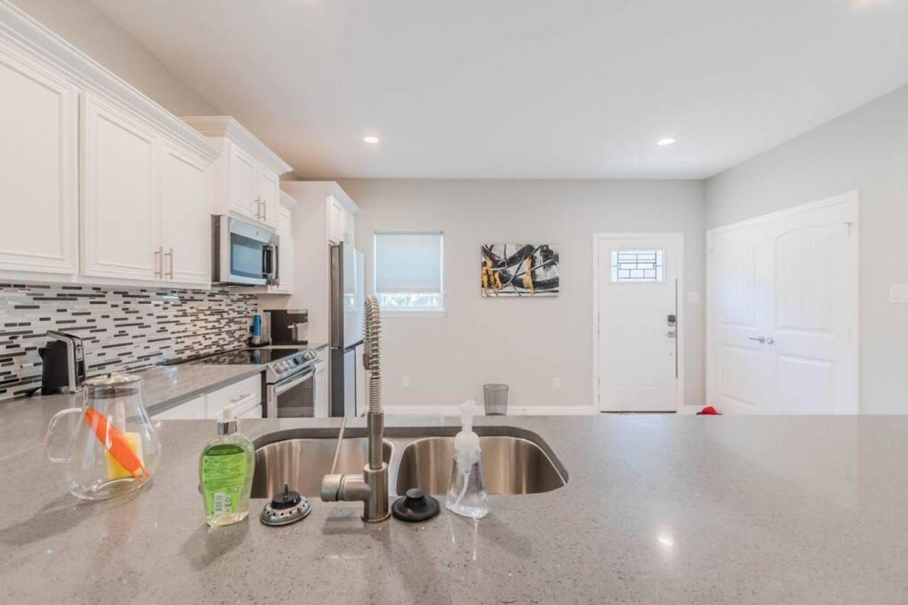 Holiday home Modern 4 Bedroom Near Downtown, Zoo *