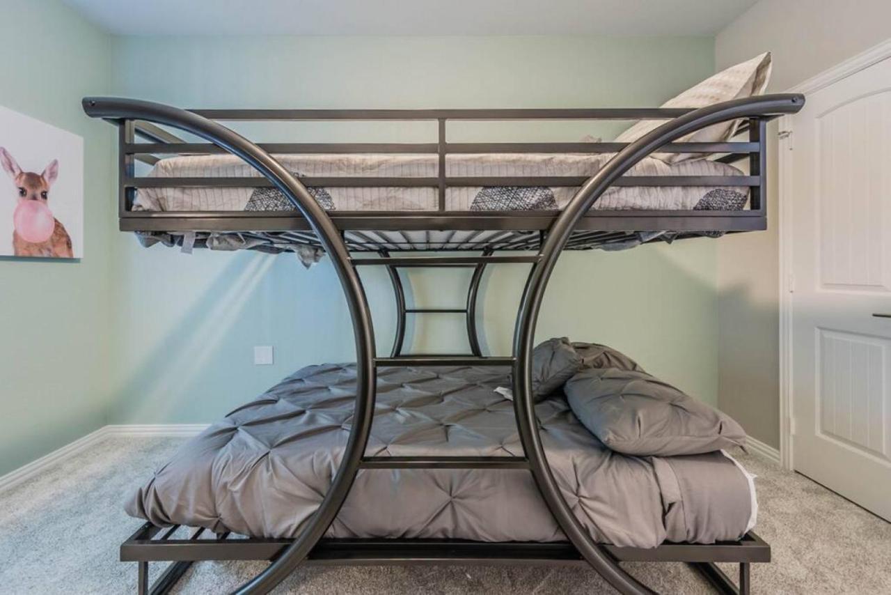 Modern 4 Bedroom Near Downtown, Zoo Holiday home