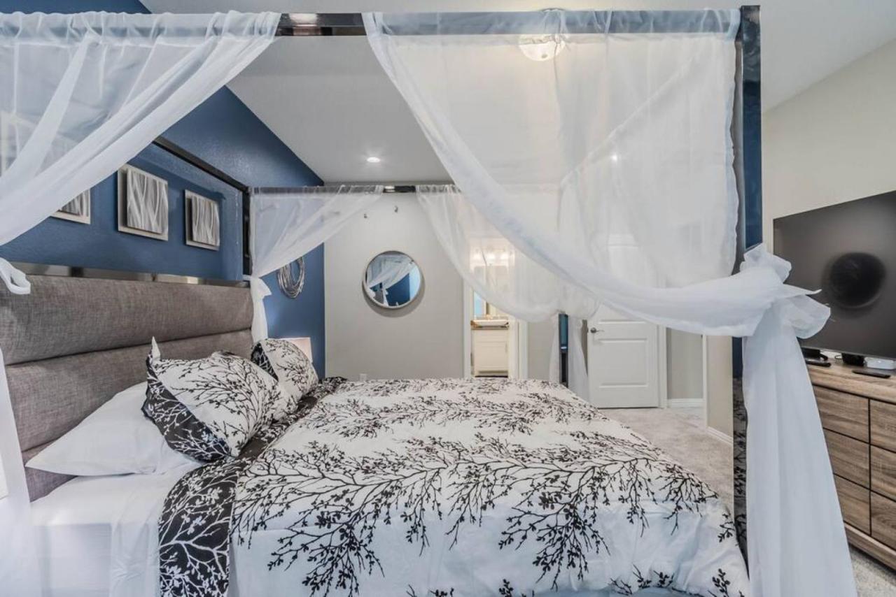 Modern 4 Bedroom Near Downtown, Zoo Holiday home *