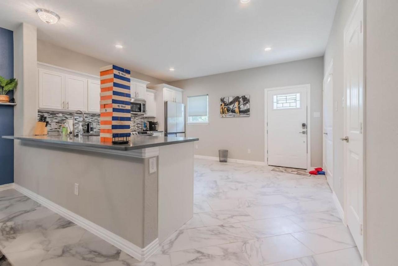 Modern 4 Bedroom Near Downtown, Zoo Holiday home
