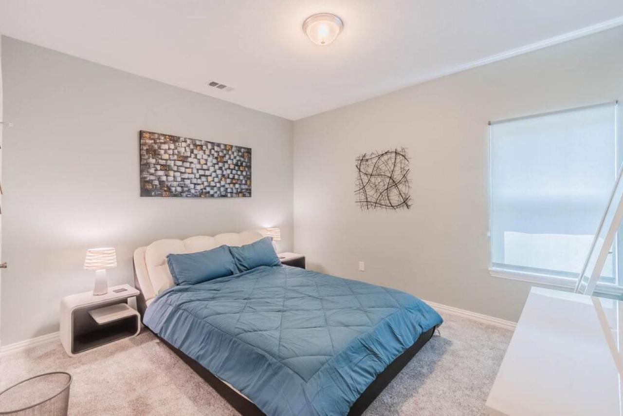Modern 4 Bedroom Near Downtown, Zoo Holiday home