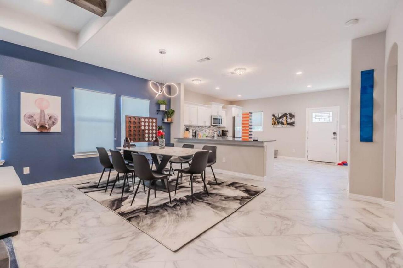 Modern 4 Bedroom Near Downtown, Zoo Holiday home