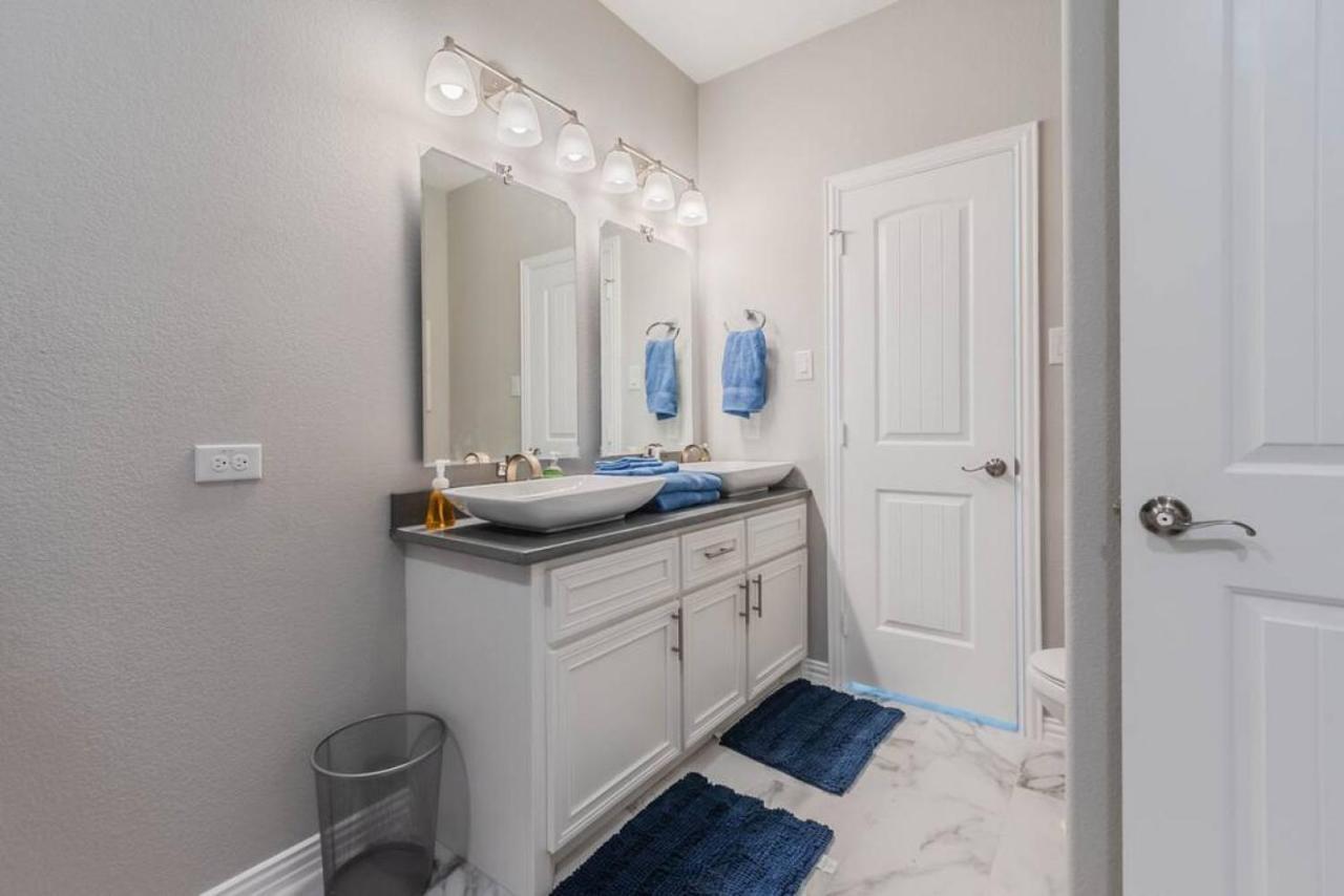 Modern 4 Bedroom Near Downtown, Zoo Holiday home