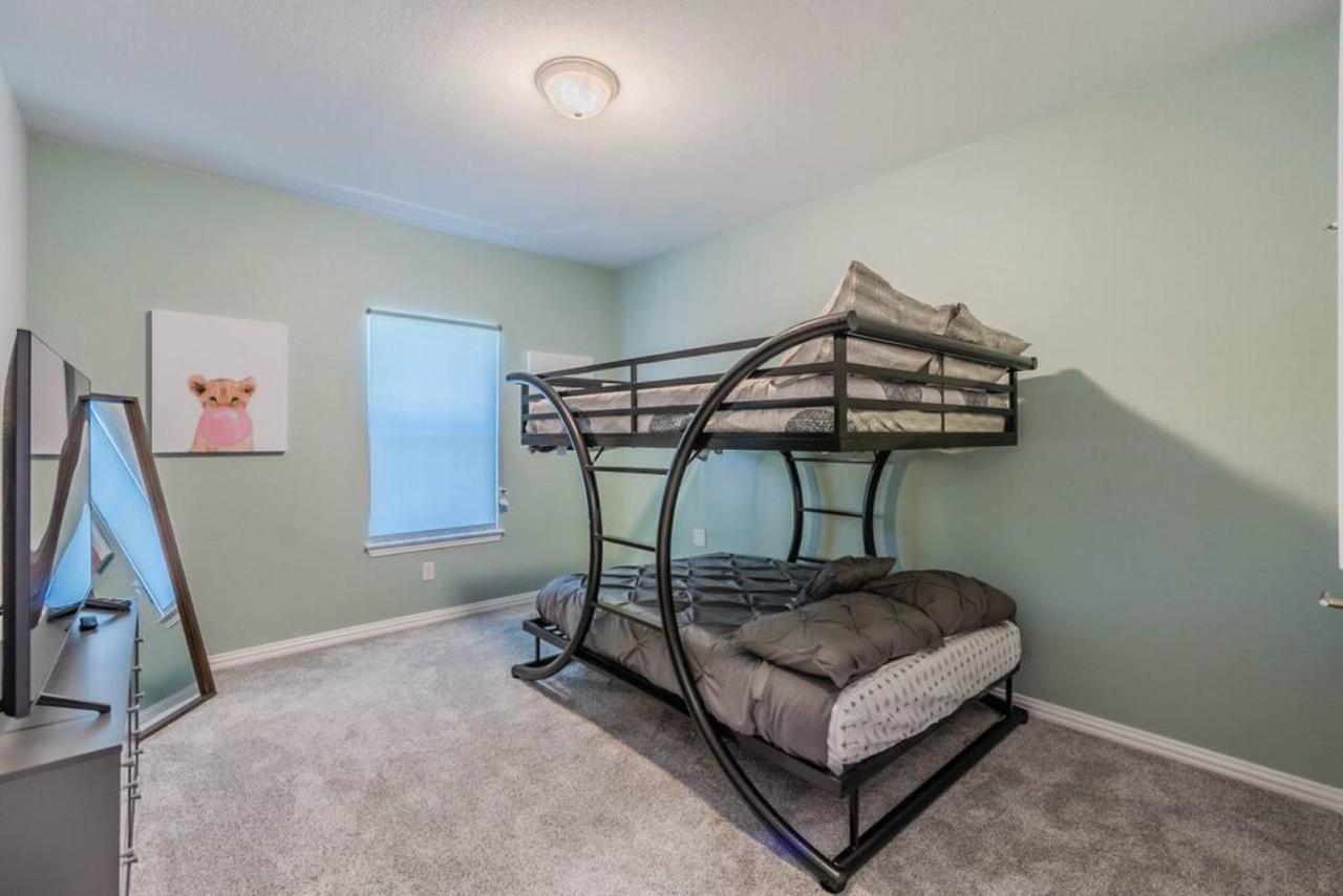 Modern 4 Bedroom Near Downtown, Zoo Holiday home *