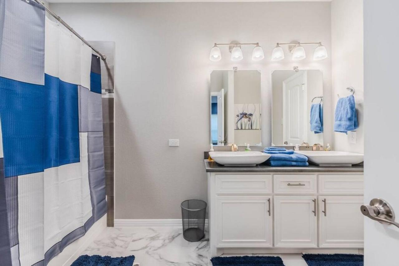 Modern 4 Bedroom Near Downtown, Zoo Holiday home