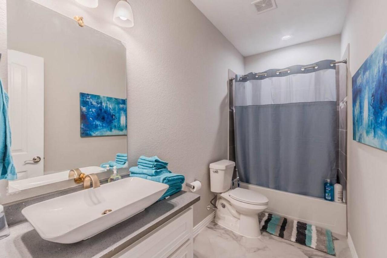 Modern 4 Bedroom Near Downtown, Zoo Holiday home