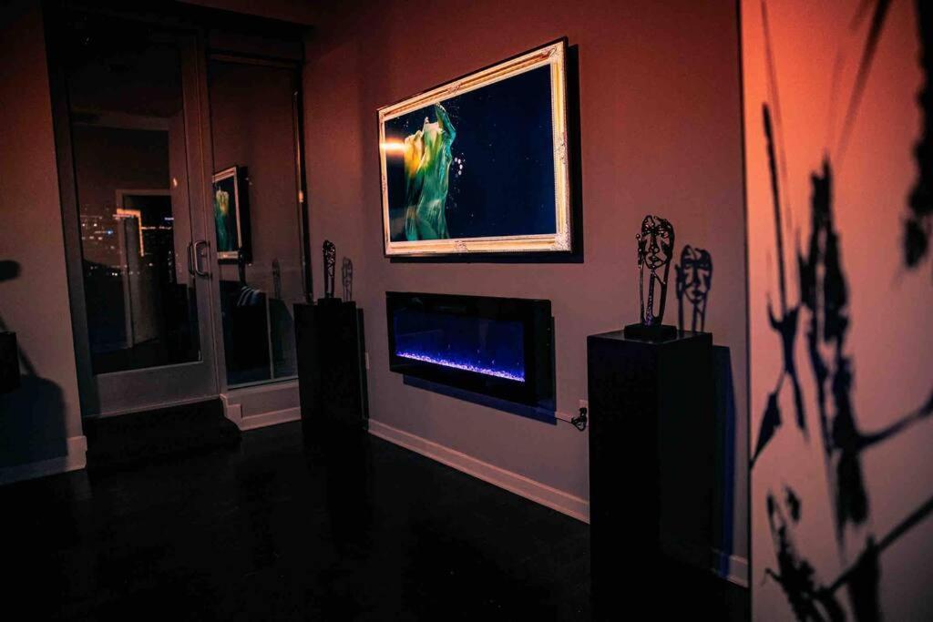 Downtown Art Penthouse Piano & Free Parking Apartment