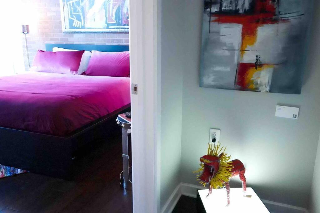 Downtown Art Penthouse Piano & Free Parking Apartment