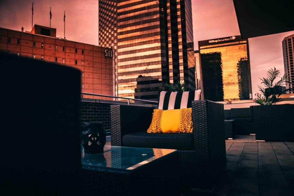 Downtown Art Penthouse Piano & Free Parking Apartment *