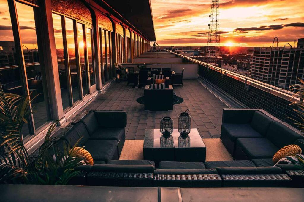 Downtown Art Penthouse Piano & Free Parking Apartment *