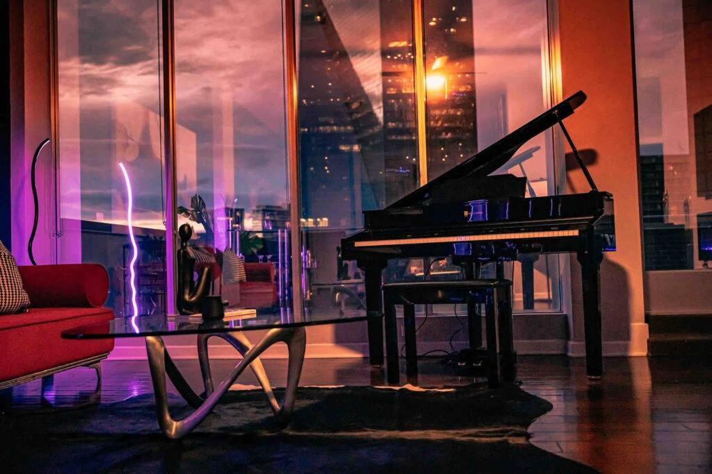 Downtown Art Penthouse Piano & Free Parking Dallas