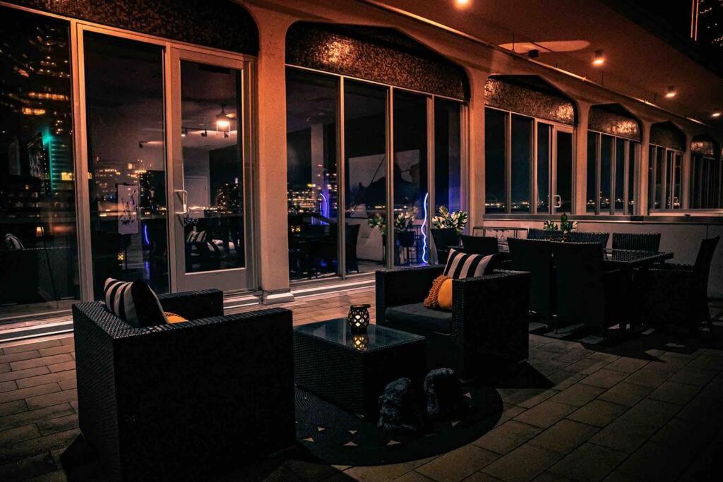 Apartment Downtown Art Penthouse Piano & Free Parking
