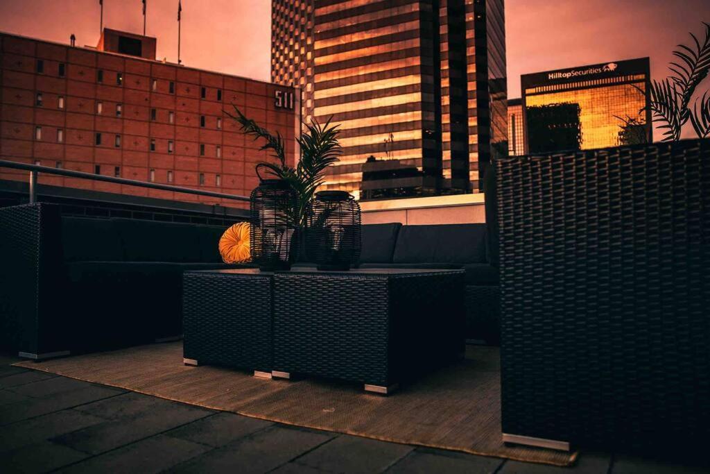Downtown Art Penthouse Piano & Free Parking Apartment