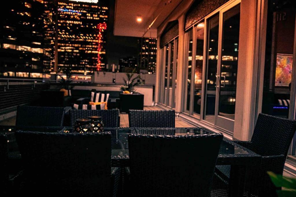Downtown Art Penthouse Piano & Free Parking Apartment Dallas