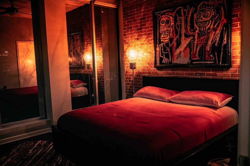 Downtown Art Penthouse Piano & Free Parking Apartment