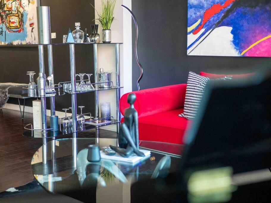 Downtown Art Penthouse Piano & Free Parking Apartment *